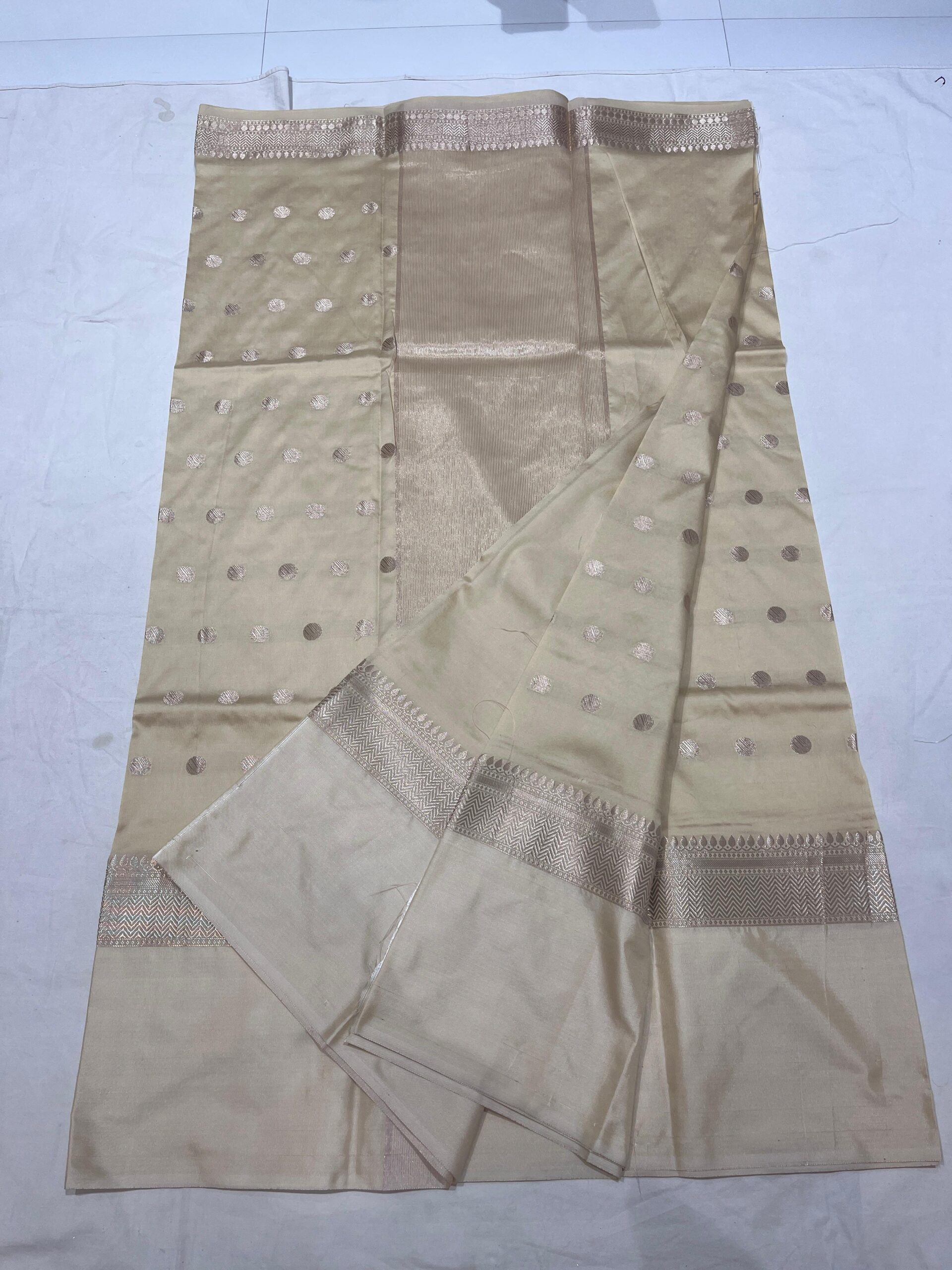 Uploaded to: Mal Mal Silk Saree in classic tasar color